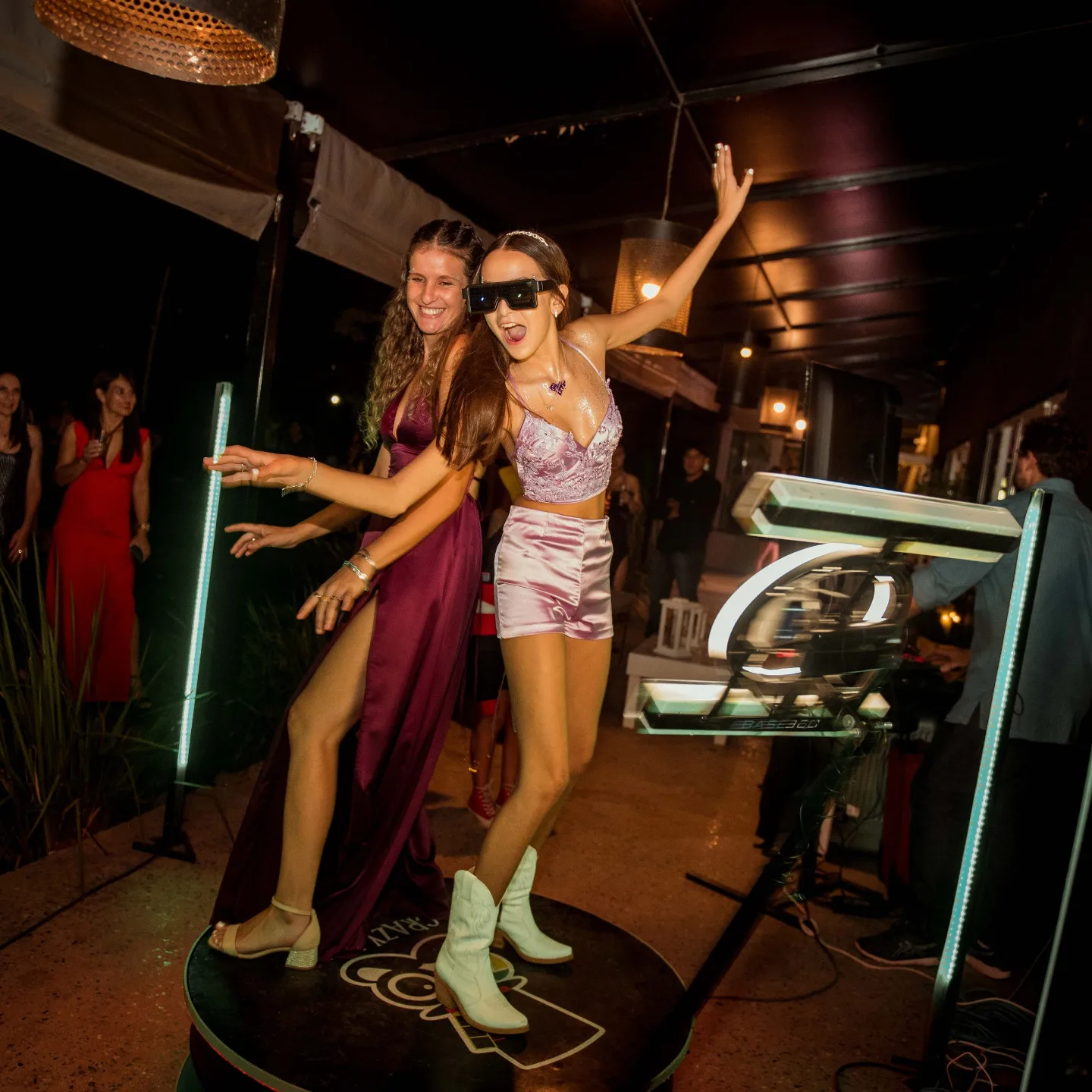 Chicas bailando en la plataforma 360